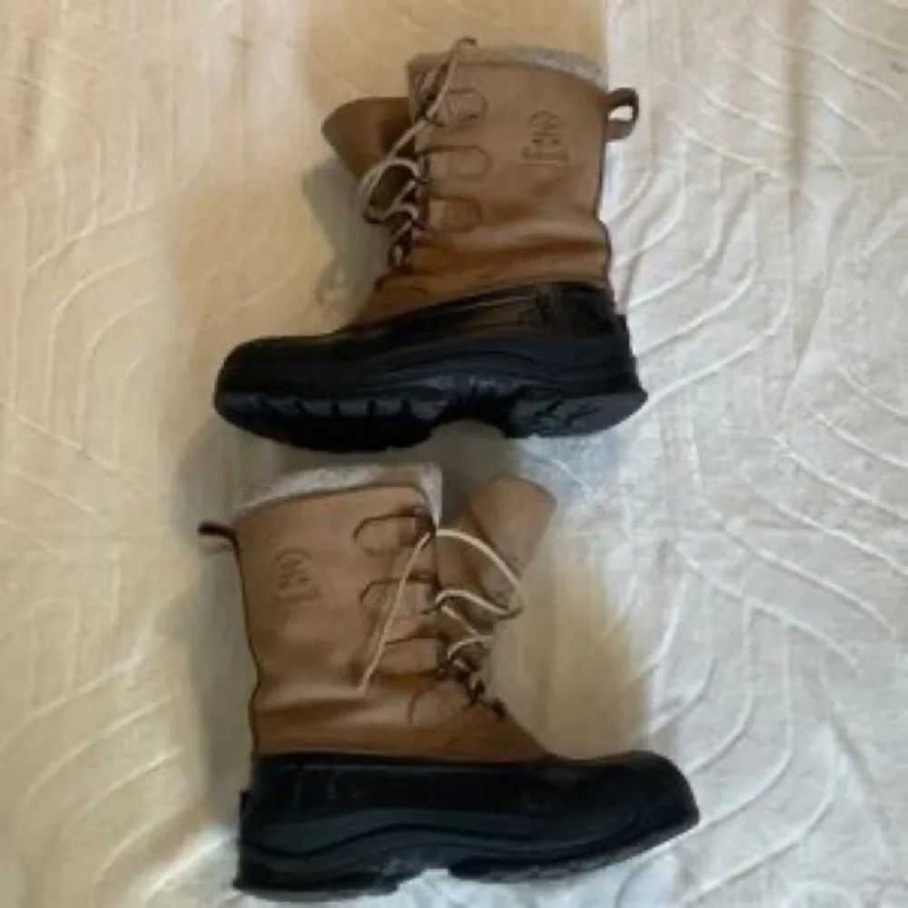 Insulated Lace-Up Winter Boots in Tan and Black